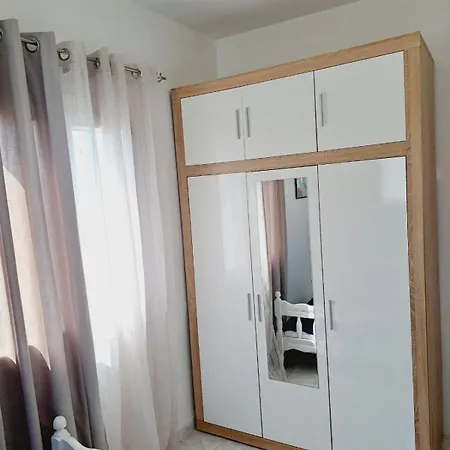 Mimika * Perissa (Santorini)