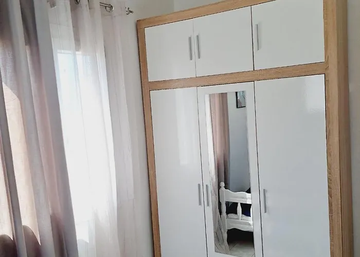 Mimika * Perissa (Santorini)